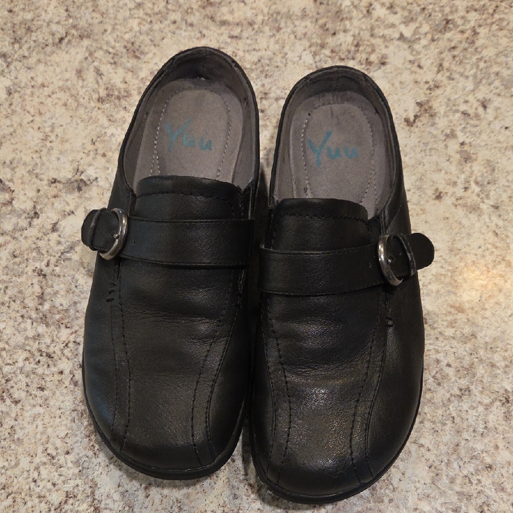 Yuu Women’s Black Leather Slip-On Clogs with Buckle Accent